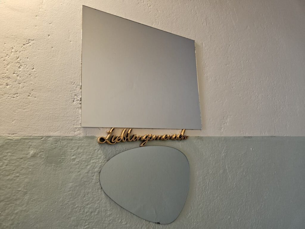 Ein Spiegel mit dem Schriftzug 'Lieblingsmensch'.