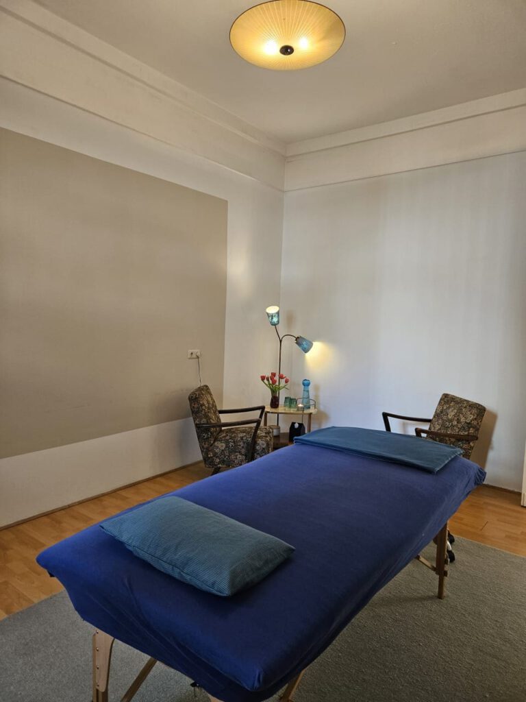 Der Behandlungsraum mit Blick auf eine Sitzecke.